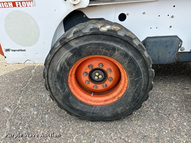 image for item DJ6218 2003 Bobcat S220  skid steer loader