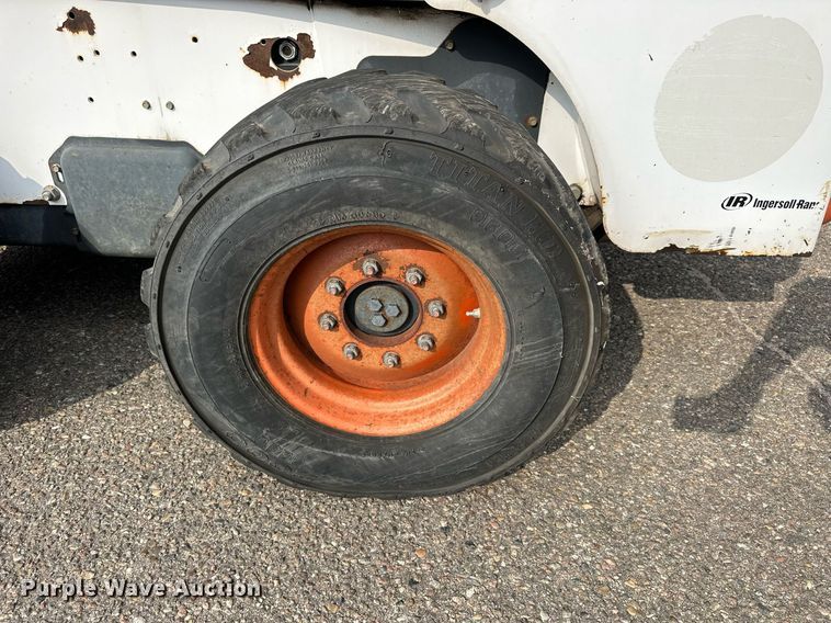 image for item DJ6218 2003 Bobcat S220  skid steer loader