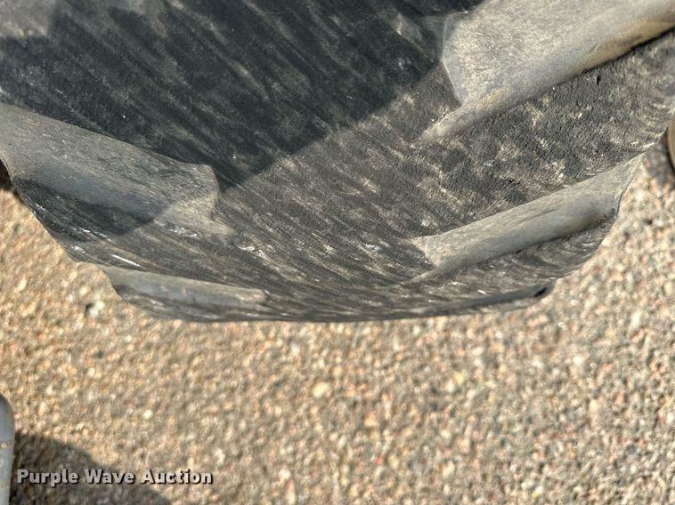 image for item DJ6218 2003 Bobcat S220  skid steer loader