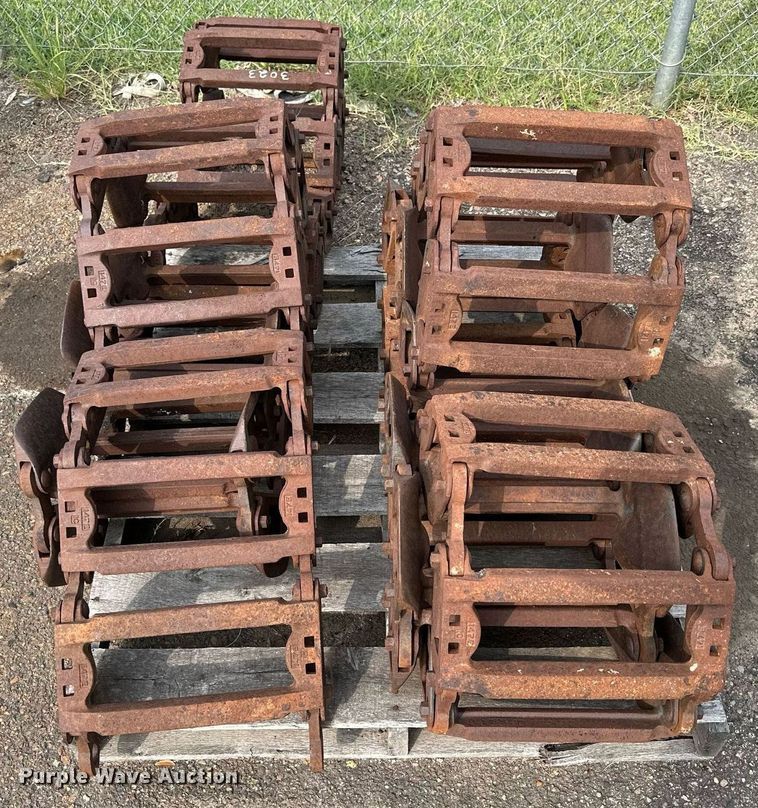 image for item DJ6218 2003 Bobcat S220  skid steer loader