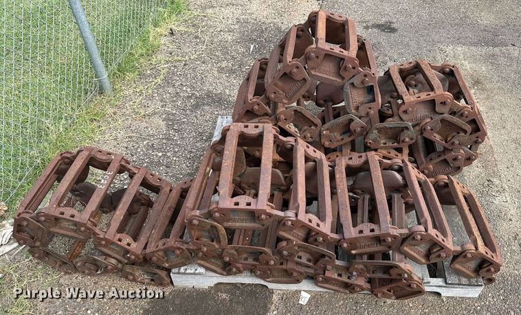 image for item DJ6218 2003 Bobcat S220  skid steer loader