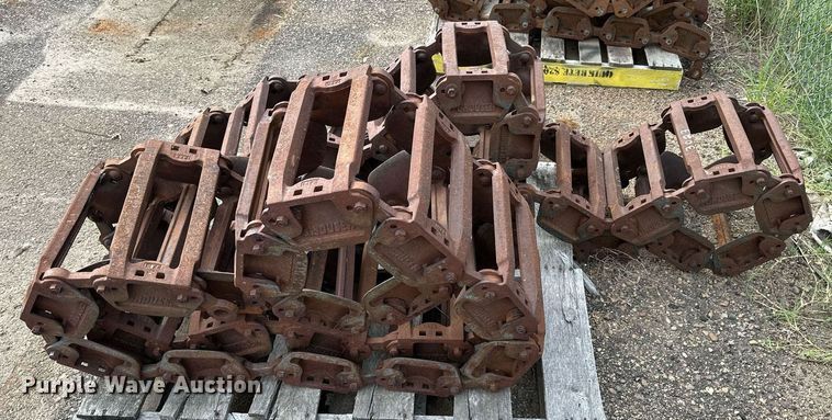 image for item DJ6218 2003 Bobcat S220  skid steer loader