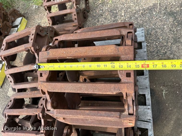 image for item DJ6218 2003 Bobcat S220  skid steer loader