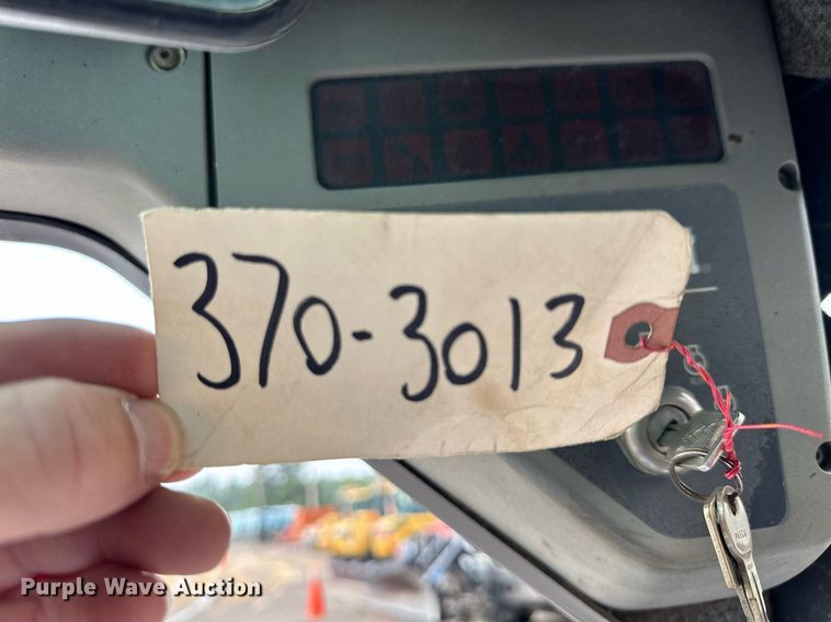 image for item DJ6218 2003 Bobcat S220  skid steer loader