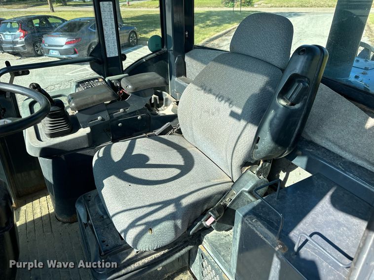 image for item DN8638 2006 John Deere 444J  wheel loader