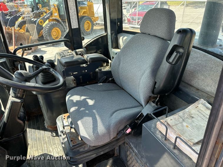 image for item DN8703 2006 John Deere 444J  wheel loader