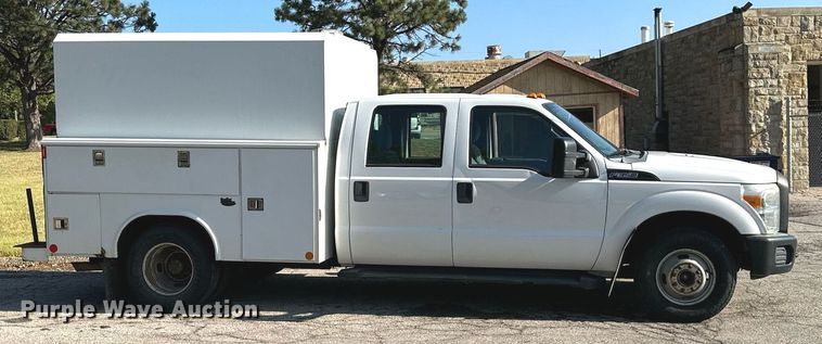 image for item DN8704 2011 Ford F350 Super Duty  Crew Cab utility bed pickup truck