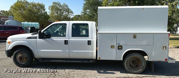 image for item DN8704 2011 Ford F350 Super Duty  Crew Cab utility bed pickup truck
