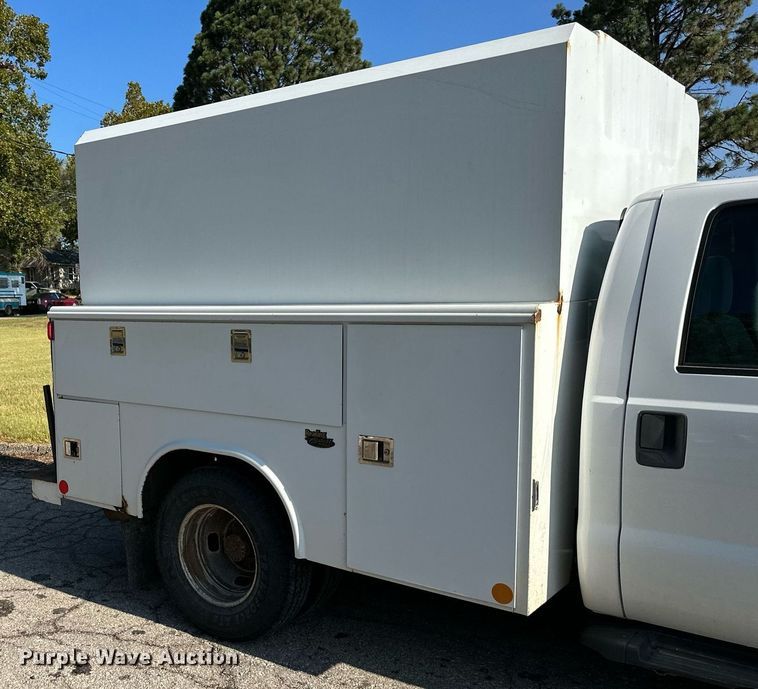 image for item DN8704 2011 Ford F350 Super Duty  Crew Cab utility bed pickup truck