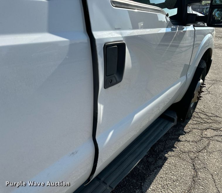 image for item DN8704 2011 Ford F350 Super Duty  Crew Cab utility bed pickup truck