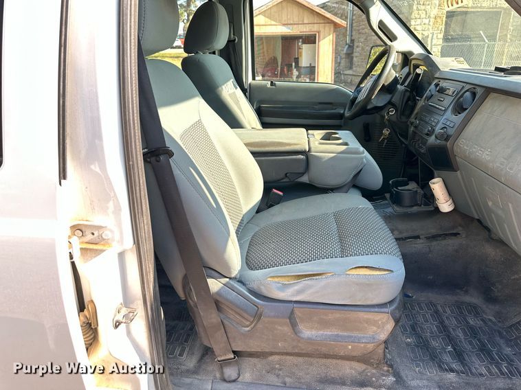 image for item DN8704 2011 Ford F350 Super Duty  Crew Cab utility bed pickup truck