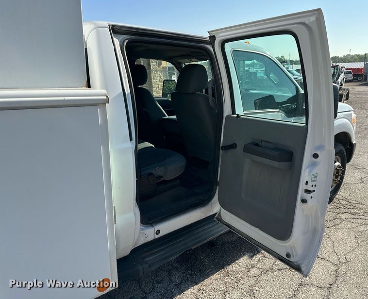 image for item DN8704 2011 Ford F350 Super Duty  Crew Cab utility bed pickup truck