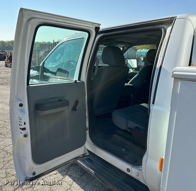 image for item DN8704 2011 Ford F350 Super Duty  Crew Cab utility bed pickup truck