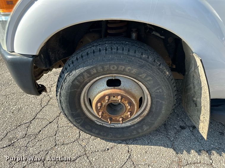 image for item DN8704 2011 Ford F350 Super Duty  Crew Cab utility bed pickup truck