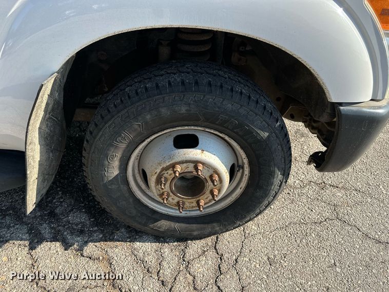 image for item DN8704 2011 Ford F350 Super Duty  Crew Cab utility bed pickup truck