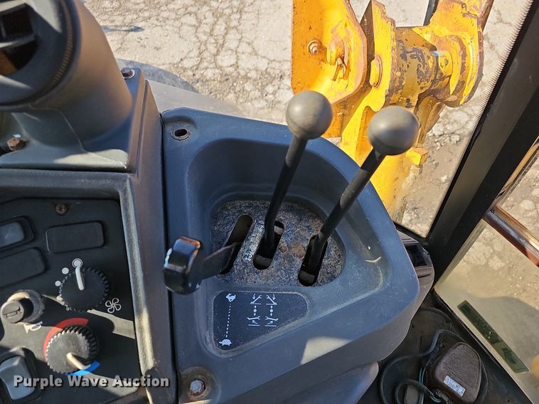 image for item DN8706 2005 John Deere 310G  backhoe