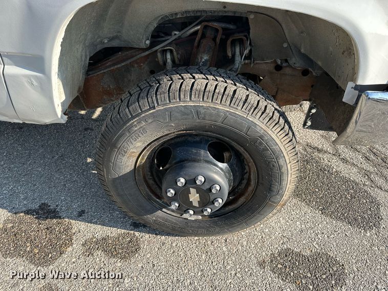 image for item DS2336 1999 Chevrolet K3500  flatbed pickup truck