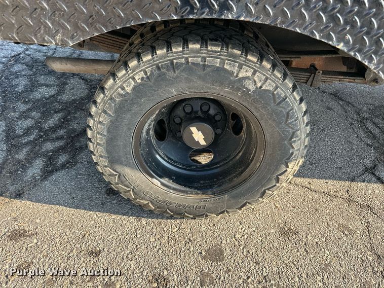 image for item DS2336 1999 Chevrolet K3500  flatbed pickup truck