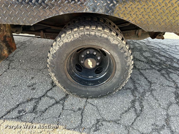 image for item DS2336 1999 Chevrolet K3500  flatbed pickup truck