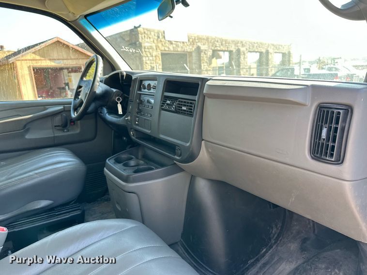 image for item DS2337 2007 Chevrolet Express 2500  van