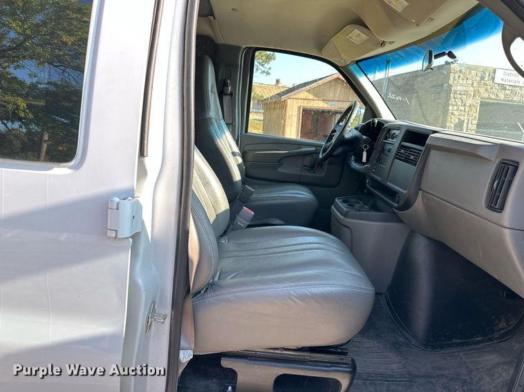 image for item DS2337 2007 Chevrolet Express 2500  van