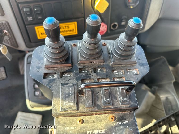 image for item LT9057 2007 International 7400  dump truck