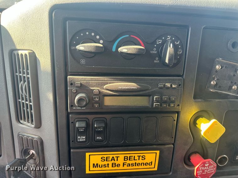 image for item LT9057 2007 International 7400  dump truck