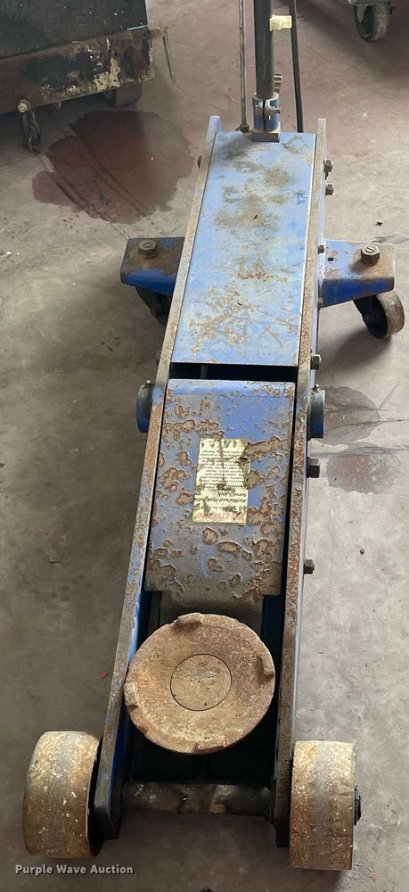 image for item LV9824 Westward  floor jack