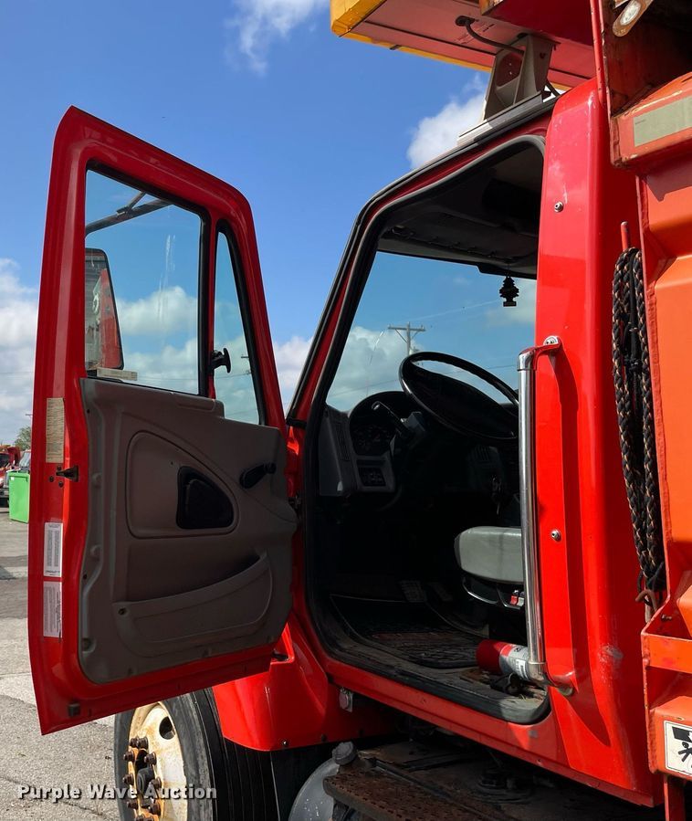 image for item LV9825 2007 International 7400  dump truck