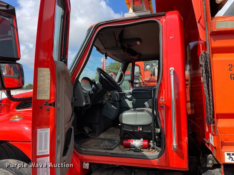 image for item LV9825 2007 International 7400  dump truck