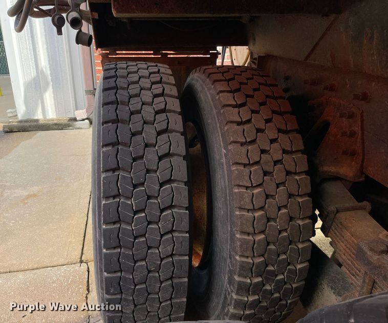 image for item LV9825 2007 International 7400  dump truck