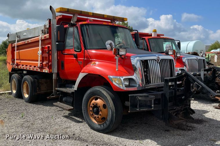 image for item LV9826 2007 International 7400  dump truck