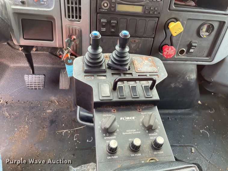 image for item LV9826 2007 International 7400  dump truck