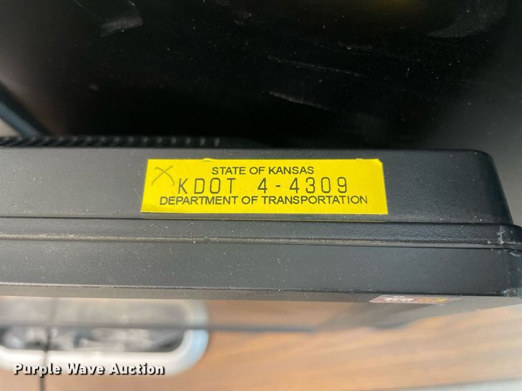 image for item LV9828 (36) HP monitors