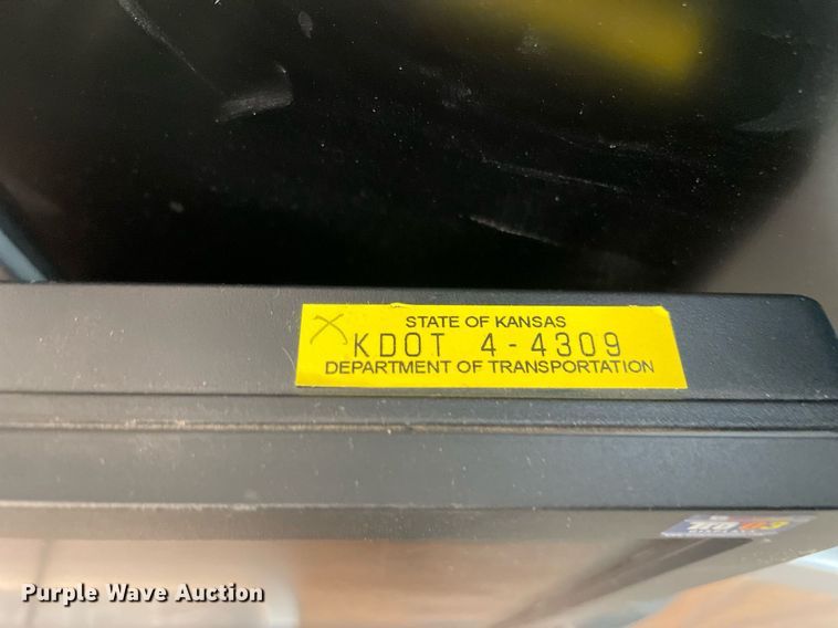 image for item LV9828 (36) HP monitors