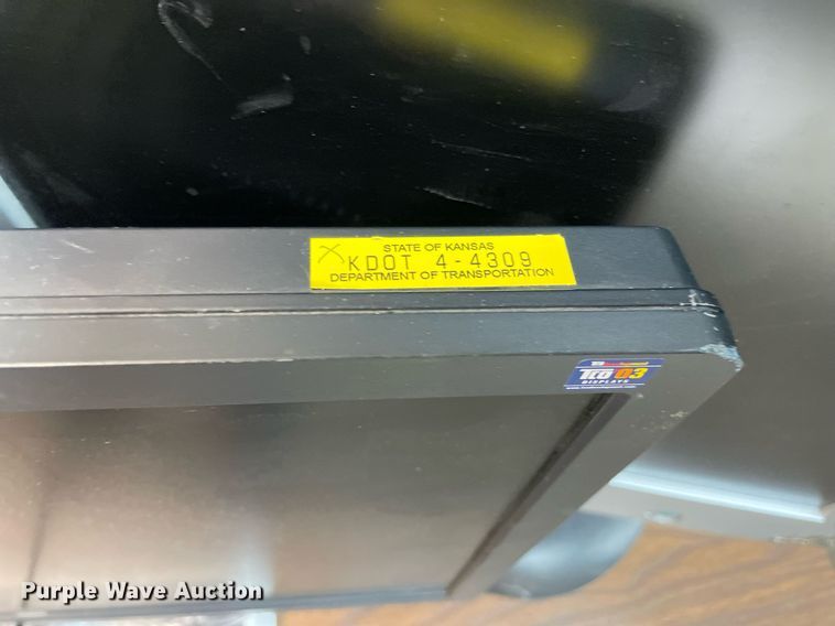 image for item LV9828 (36) HP monitors