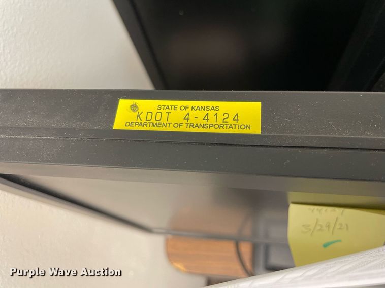 image for item LV9828 (36) HP monitors