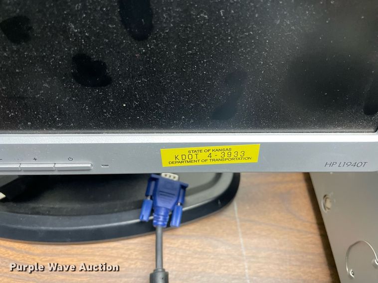 image for item LV9828 (36) HP monitors