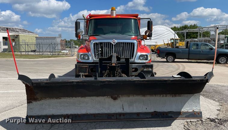 image for item LV9832 2005 International 7500  dump truck