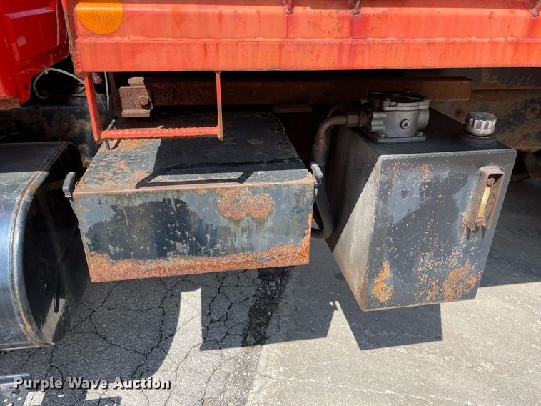 image for item LV9832 2005 International 7500  dump truck