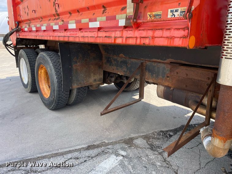 image for item LV9832 2005 International 7500  dump truck