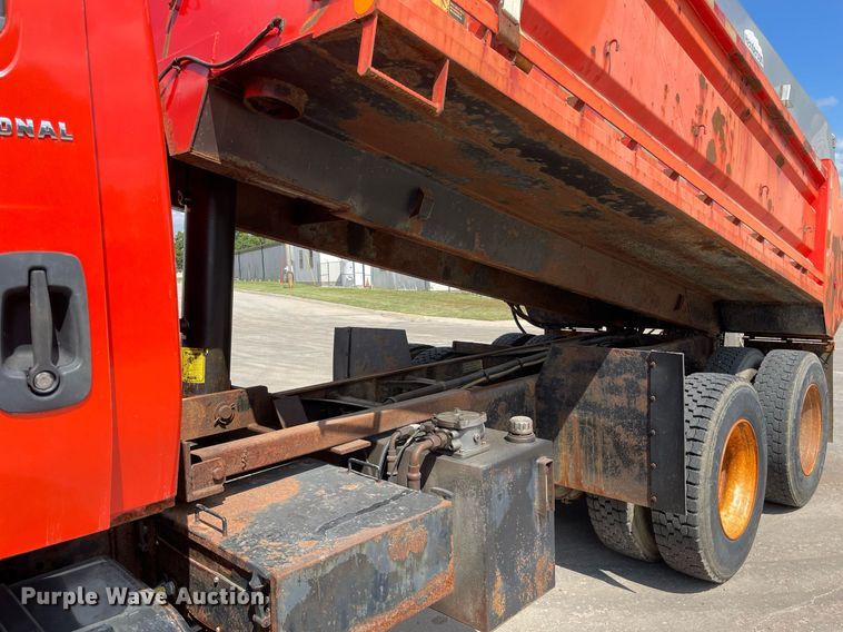 image for item LV9832 2005 International 7500  dump truck