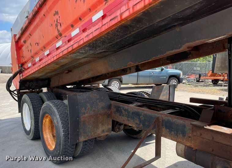 image for item LV9832 2005 International 7500  dump truck