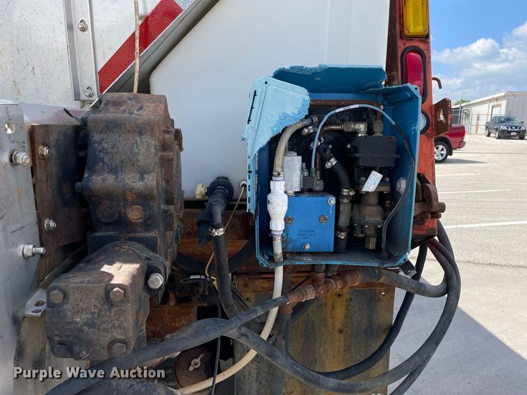 image for item LV9832 2005 International 7500  dump truck