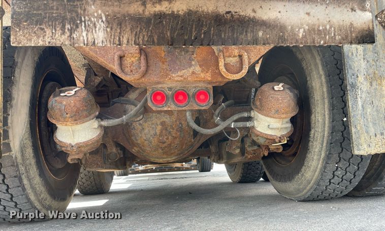 image for item LV9832 2005 International 7500  dump truck