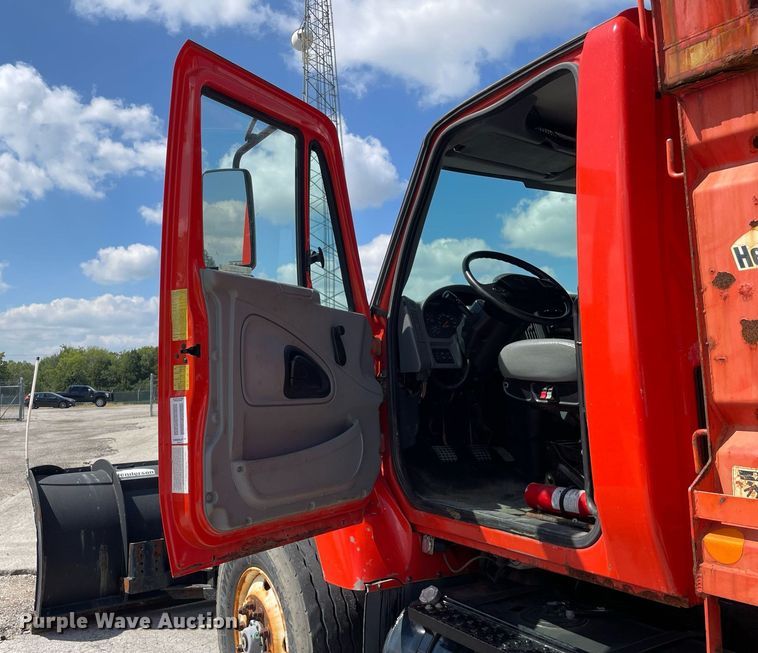 image for item LV9832 2005 International 7500  dump truck