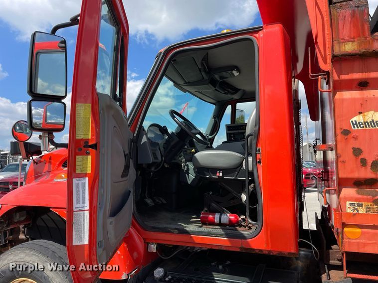 image for item LV9832 2005 International 7500  dump truck