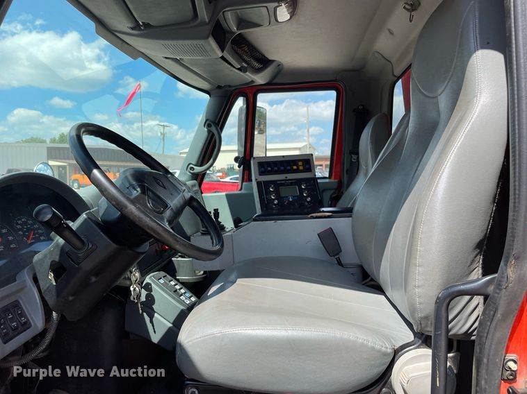 image for item LV9832 2005 International 7500  dump truck