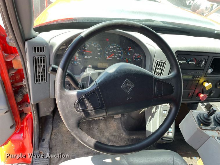 image for item LV9832 2005 International 7500  dump truck