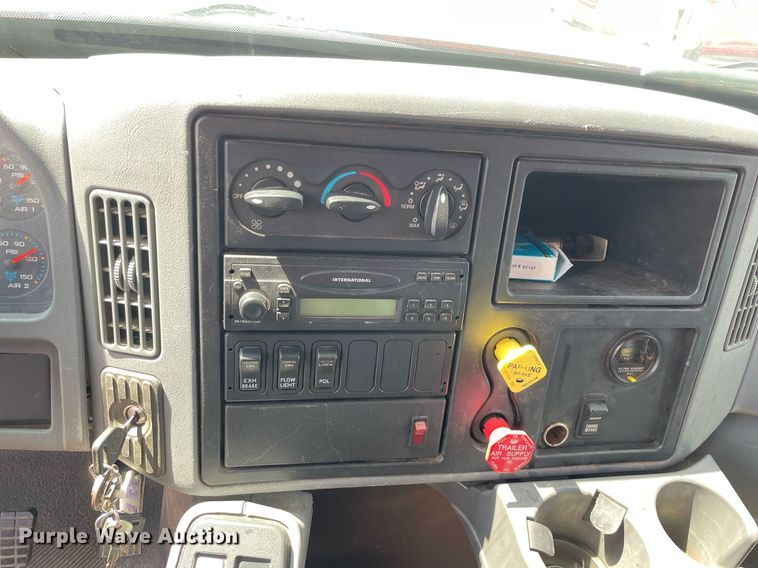 image for item LV9832 2005 International 7500  dump truck